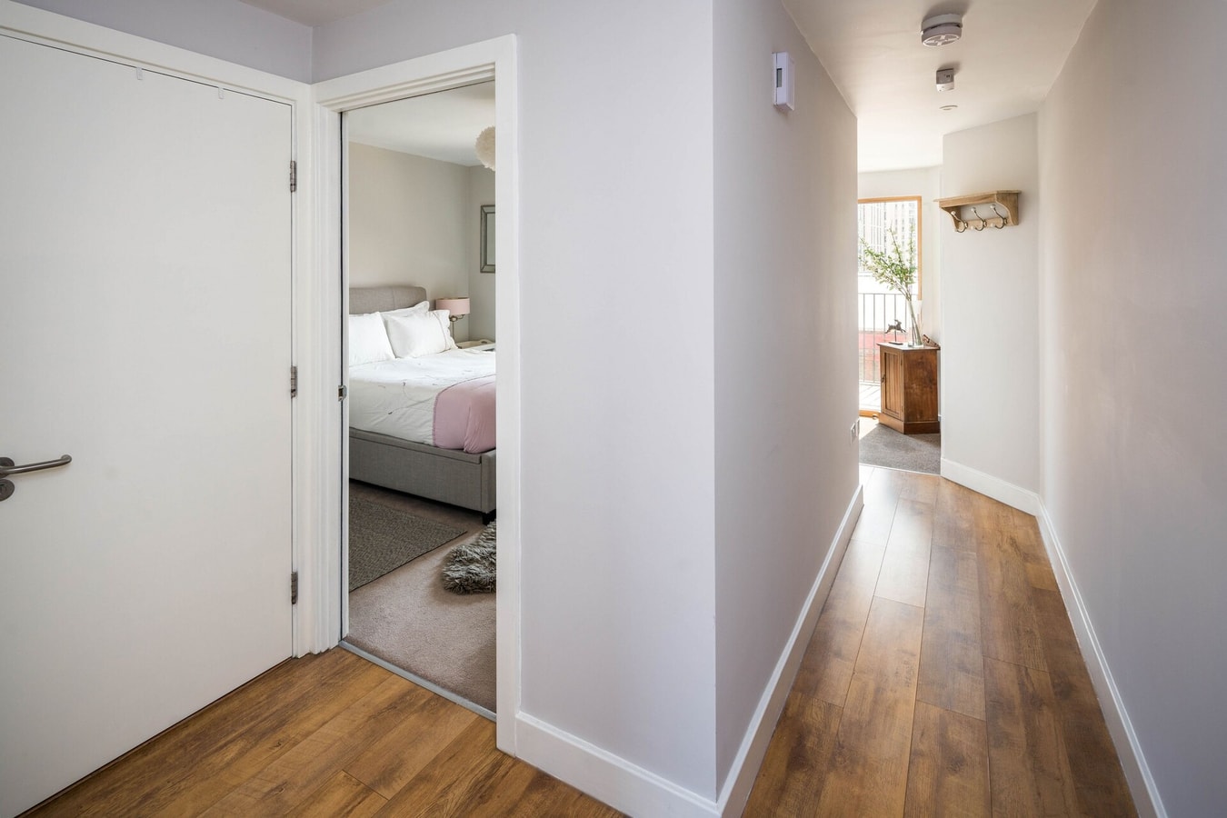 Shiny & Comfy stay with Underground links nearby! 12 Hello Guest