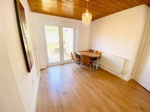 Cozy 3BD Retreat in London 1 Hello Guest