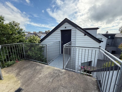 Modern Split-Level 2-Bed Apartment with Balcony 1 Hello Guest