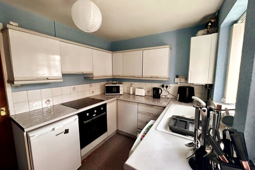 Oldham Bungalow Retreat: 2BD Peaceful Comfort 16 Hello Guest