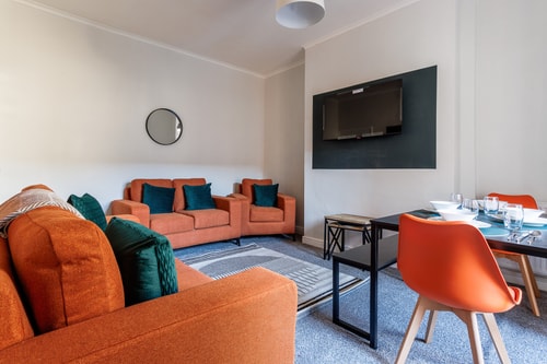 Darlington 4BD Home: Modern Comfort & Free Parking