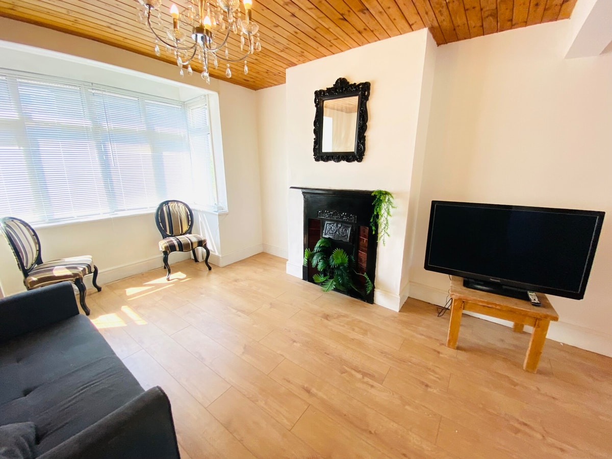 Cozy 3BD Retreat in London 10 Hello Guest