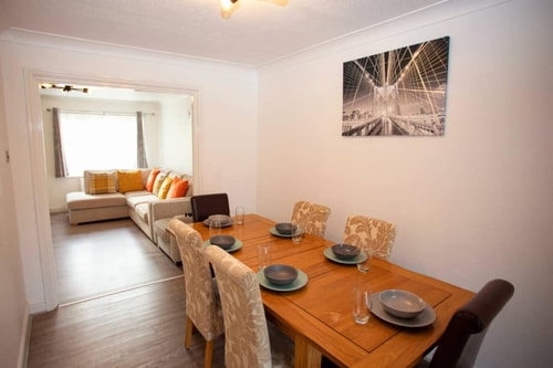Cozy 3-Bedroom Home in Luton 2 Hello Guest