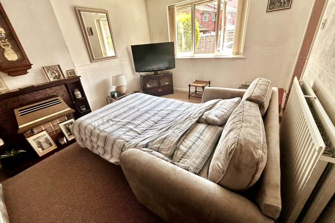 Oldham Bungalow Retreat: 2BD Peaceful Comfort 17 Hello Guest