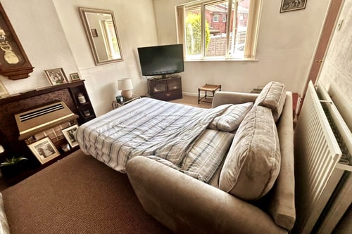 Oldham Bungalow Retreat: 2BD Peaceful Comfort 17 Hello Guest