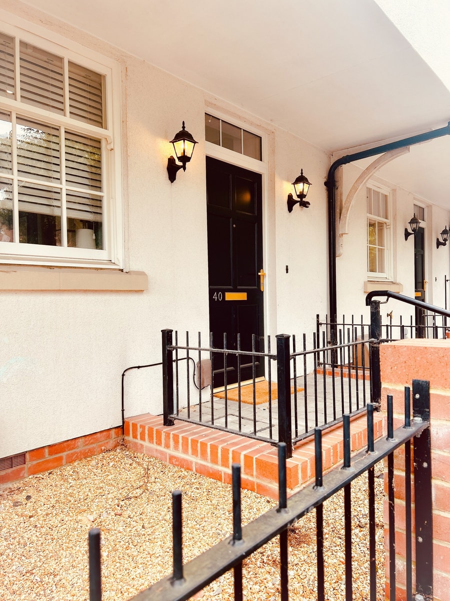 Stylish 3BD Townhouse in Central Winchester 27 Hello Guest