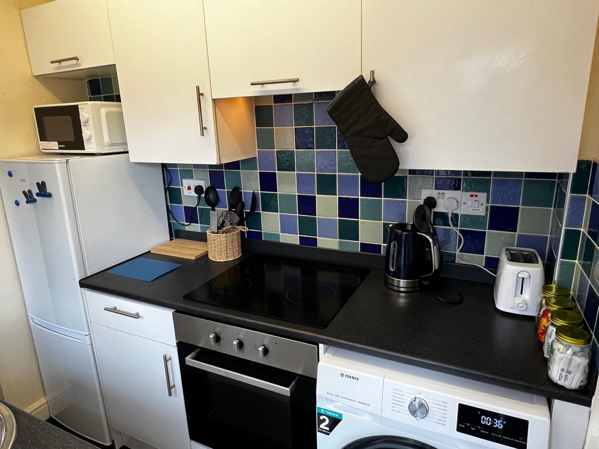 Robin’s Hollow: 2BD Home Near Wrexham AFC 9 Hello Guest
