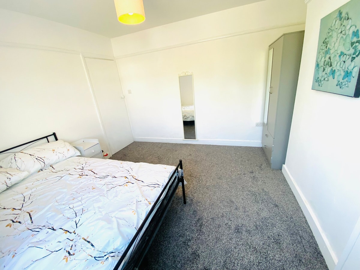 Cozy 3BD Retreat in London 7 Hello Guest