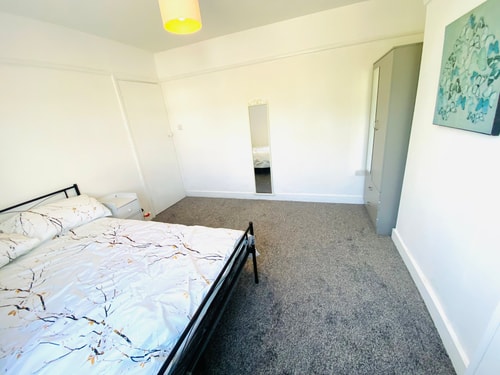 Cozy 3BD Retreat in London 7 Hello Guest