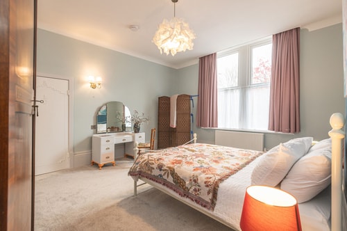 Carlton Villas: Bright 2BR Retreat with Garden