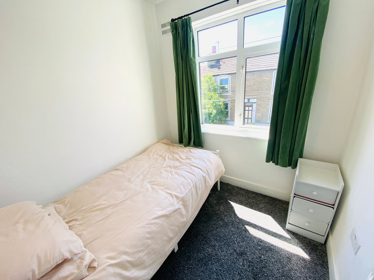 Cozy 3BD Retreat in London 13 Hello Guest