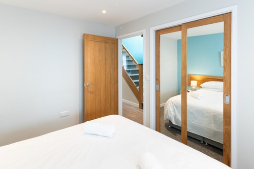 Seaside 3BD Retreat with Balcony & Stunning Views 9 Hello Guest