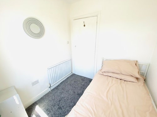 Cozy 3BD Retreat in London 12 Hello Guest