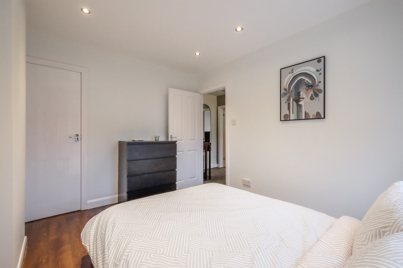 Sleek 2B/1B Retreat in Lindley, Huddersfield 6 Hello Guest