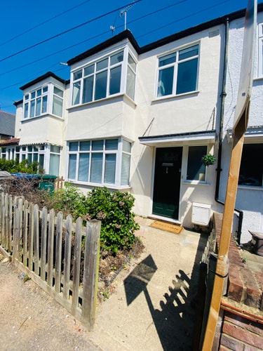 Cozy 3BD Retreat in London 2 Hello Guest