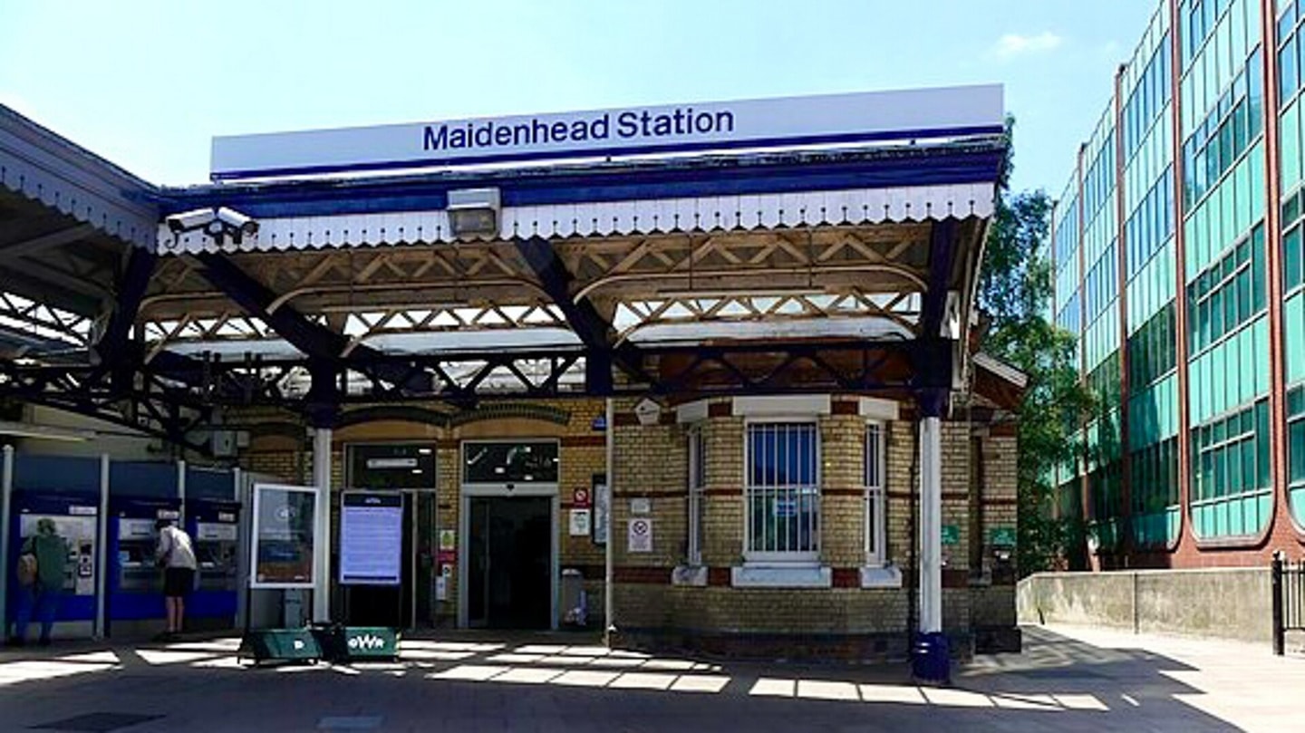 Modern 1 Bedroom Apt in Maidenhead nr River Thames 11 Hello Guest