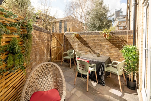 Serene Garden Flat - Steps from Tower Bridge 33 Hello Guest