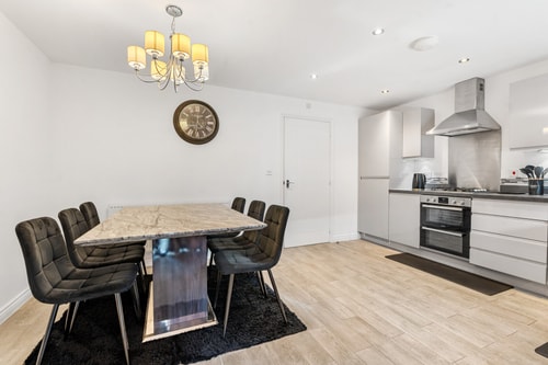 Spacious 4-Bed Home Near City Links 8 Hello Guest