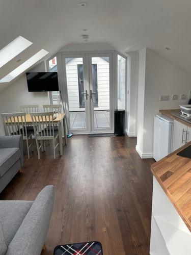 Modern Split-Level 2-Bed Apartment with Balcony 4 Hello Guest