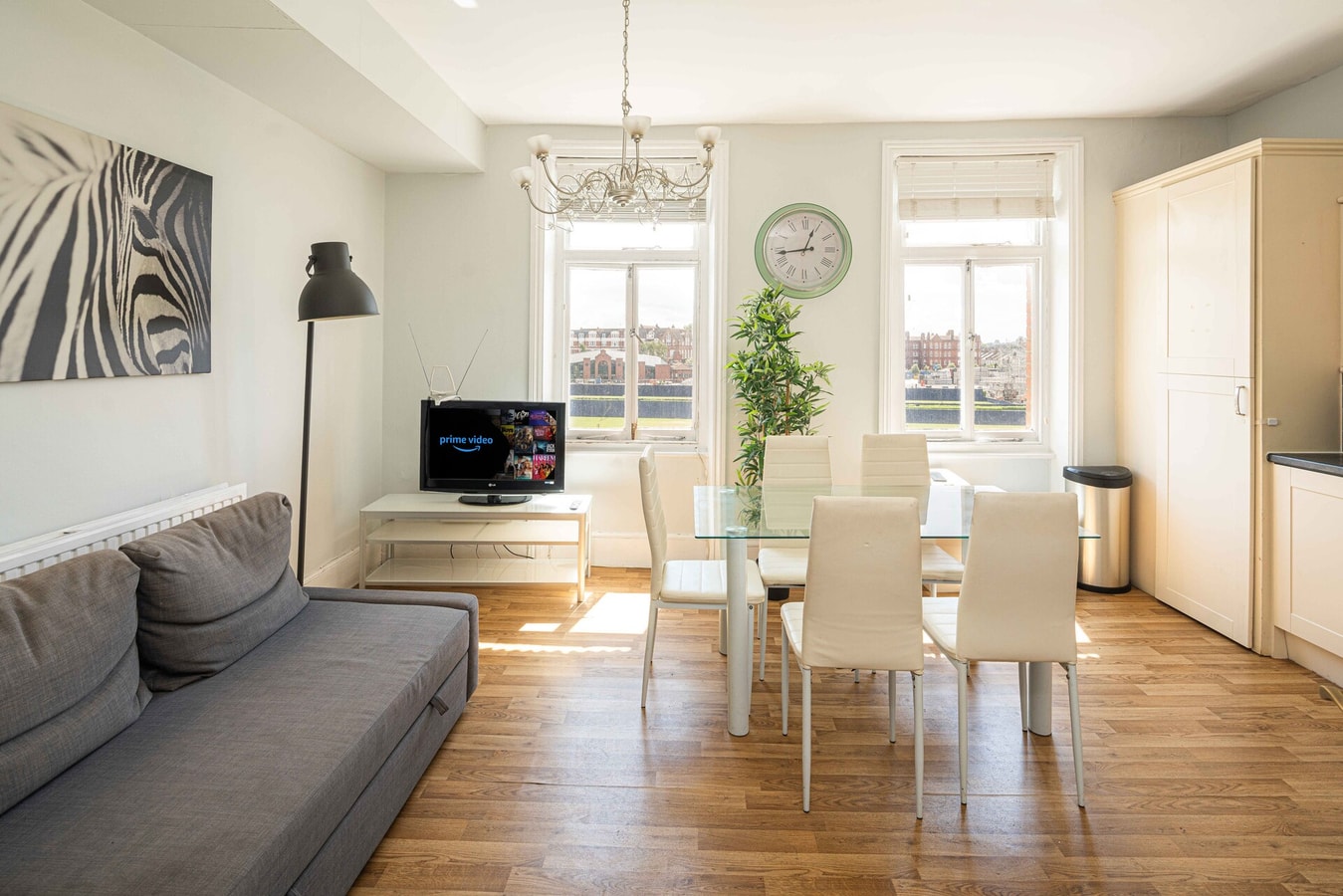 Elegant 2BD Flat with Views Near Barons Court 10 Hello Guest