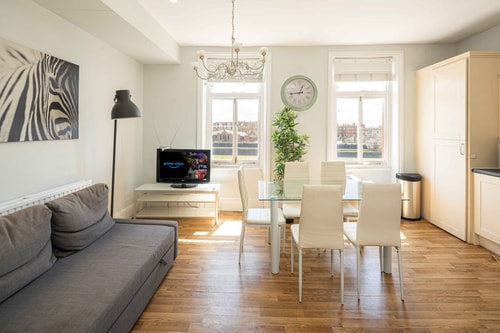 Elegant 2BD Flat with Views Near Barons Court 10 Hello Guest