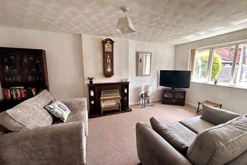 Oldham Bungalow Retreat: 2BD Peaceful Comfort 0 Hello Guest