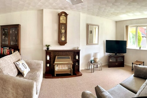 Oldham Bungalow Retreat: 2BD Peaceful Comfort 11 Hello Guest