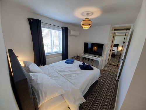 2-bed flat, AC, fully enclosed patio, priv.parking