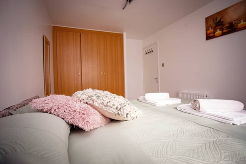 Cozy 3-Bedroom Home in Luton 11 Hello Guest