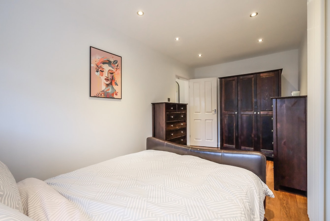 Sleek 2B/1B Retreat in Lindley, Huddersfield 9 Hello Guest