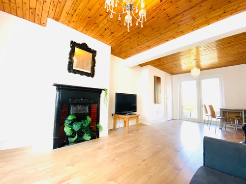 Cozy 3BD Retreat in London 11 Hello Guest