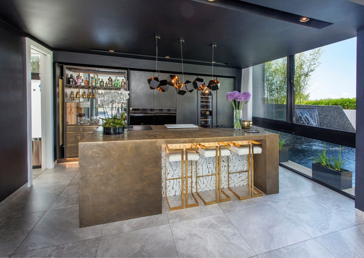 Cooden Beach: 4BD Retreat with Cinema 8 Hello Guest