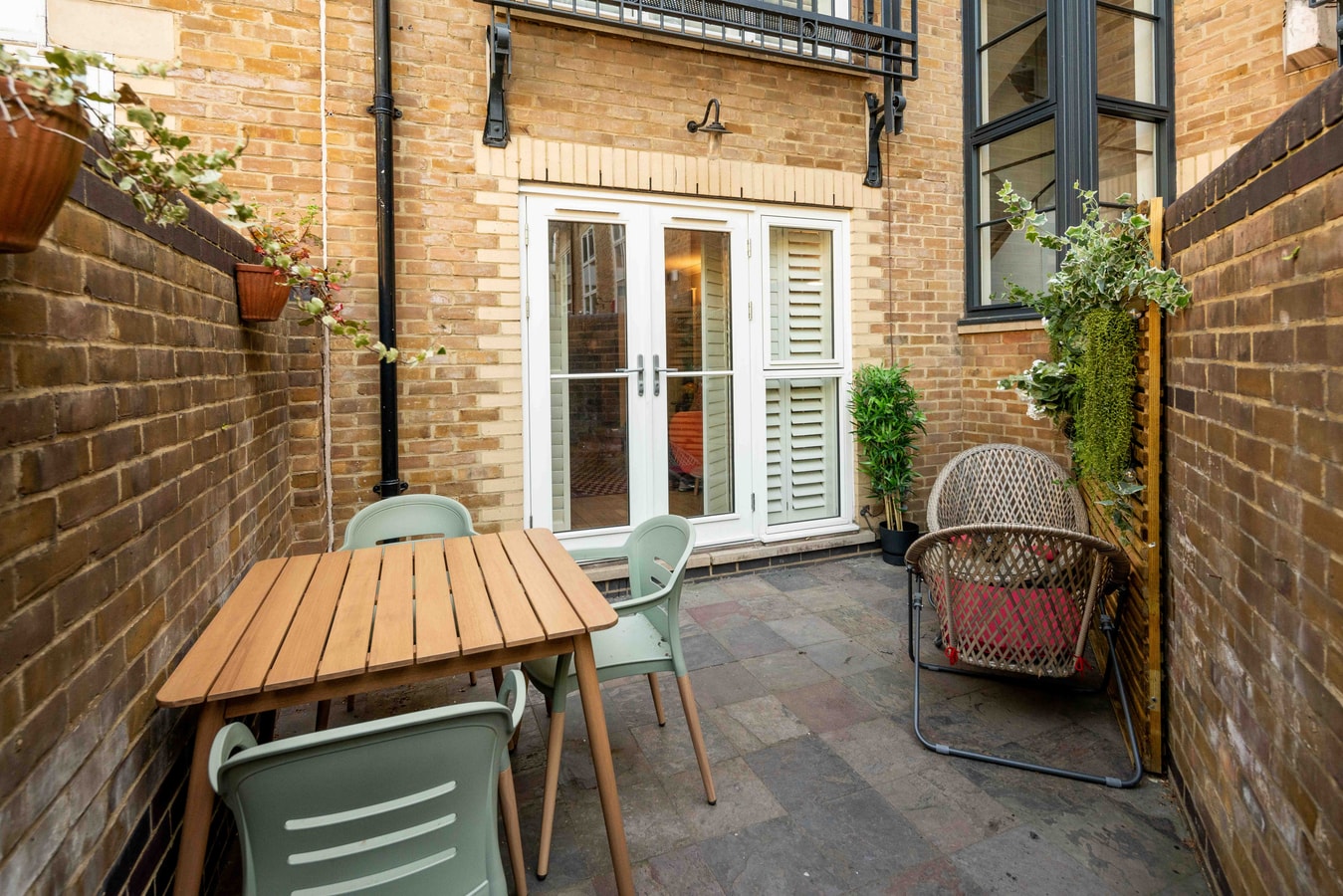 Serene Garden Flat - Steps from Tower Bridge 30 Hello Guest