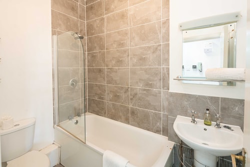 Elegant 2BD Flat with Views Near Barons Court 18 Hello Guest