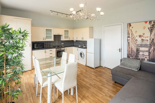 Elegant 2BD Flat with Views Near Barons Court 9 Hello Guest