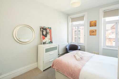 Elegant 2BD Flat with Views Near Barons Court 2 Hello Guest