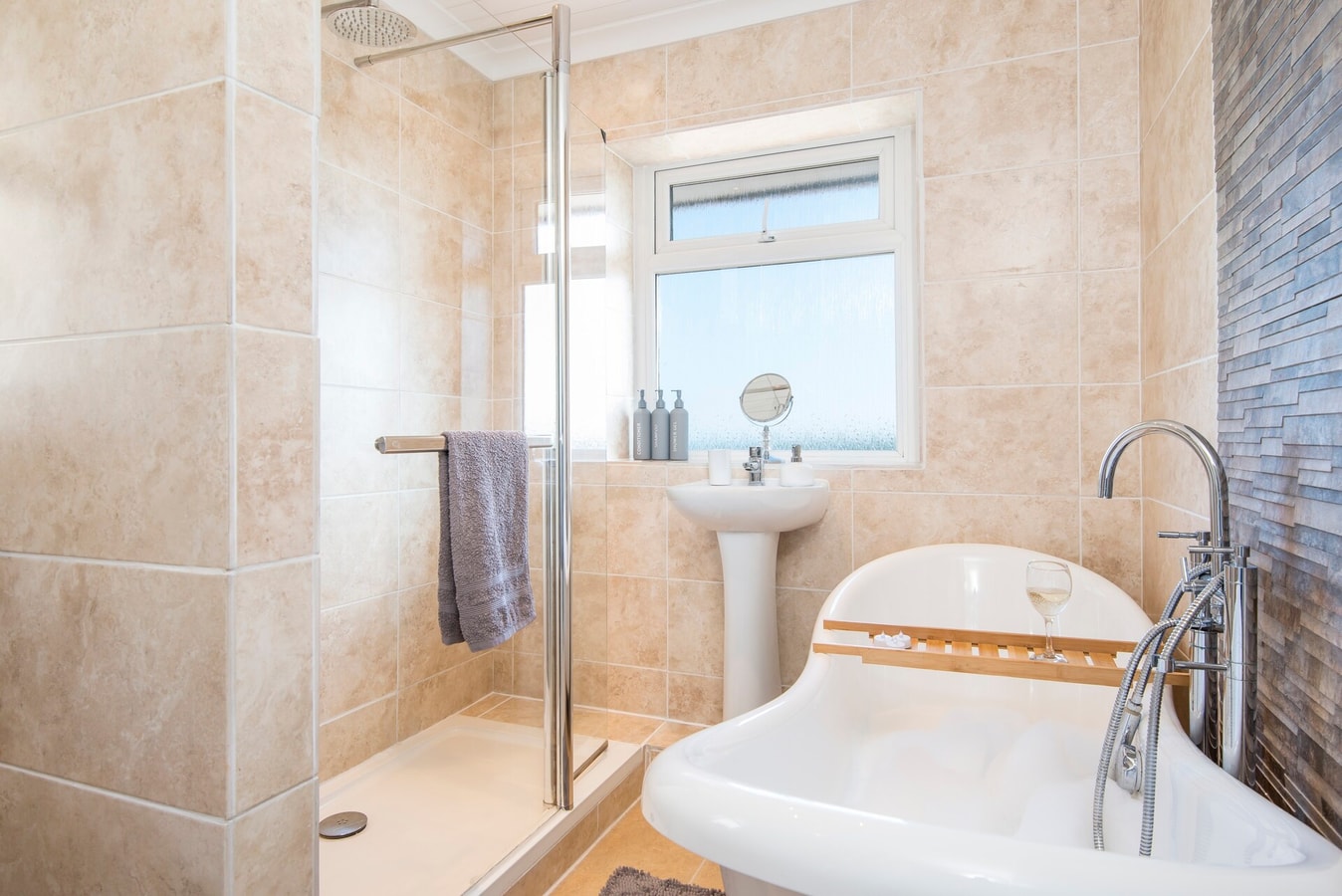 2BD Holiday Home Stunning views of the Sea & Gower 31 Hello Guest