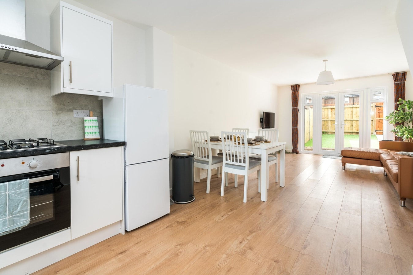 Sleek and Stylish 2BD Home with a Garden Anerley 5 Hello Guest
