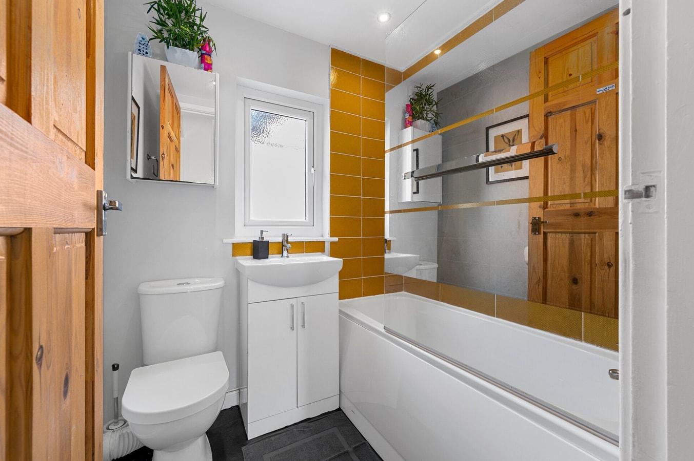 Bright 2BD Home - 10 mins to Central Manchester 15 Hello Guest