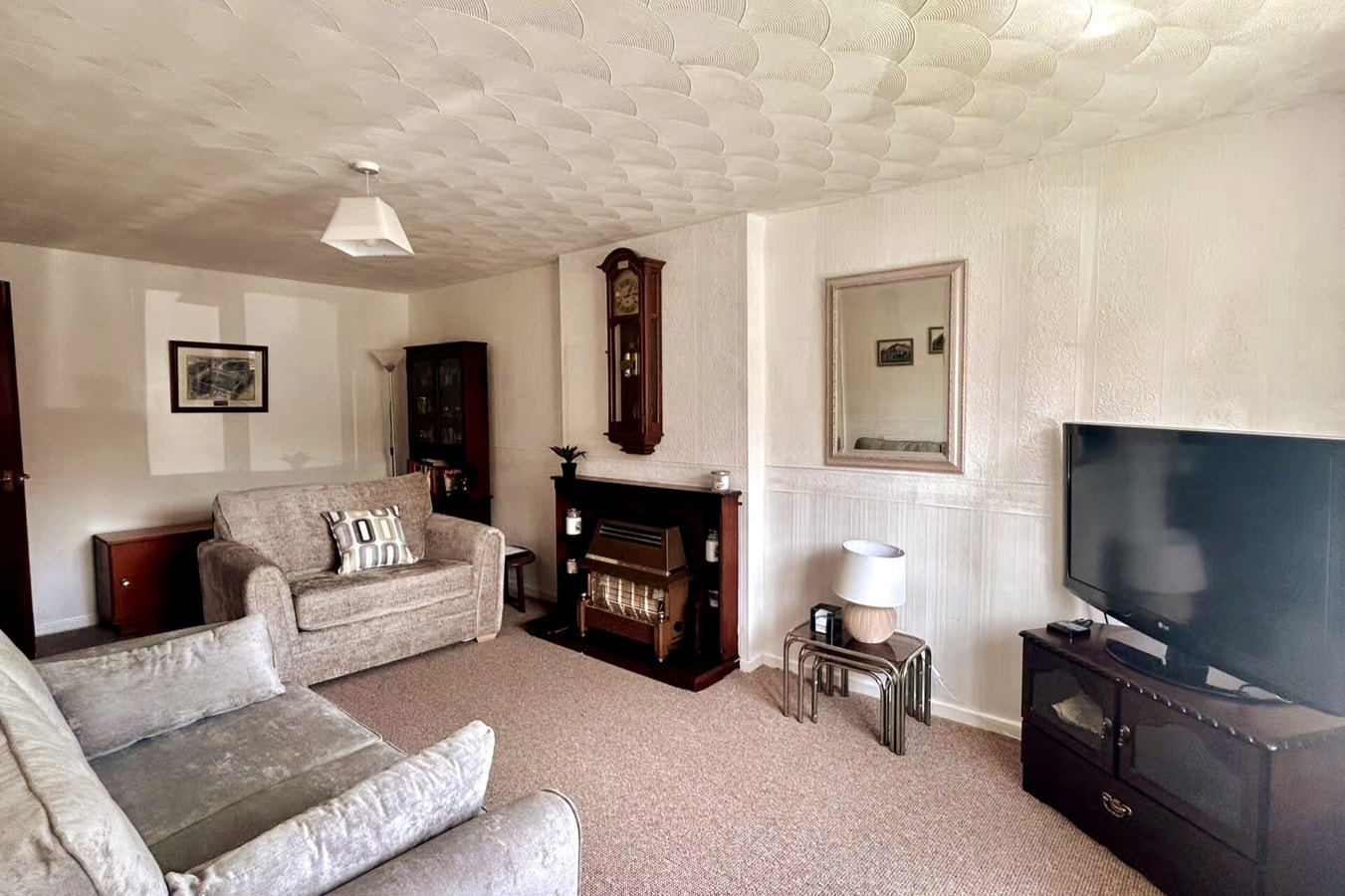 Oldham Bungalow Retreat: 2BD Peaceful Comfort 8 Hello Guest