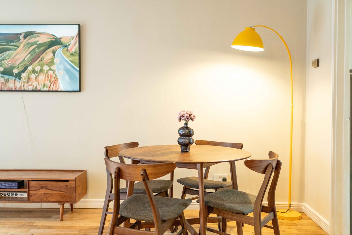 Serene Garden Flat - Steps from Tower Bridge 22 Hello Guest