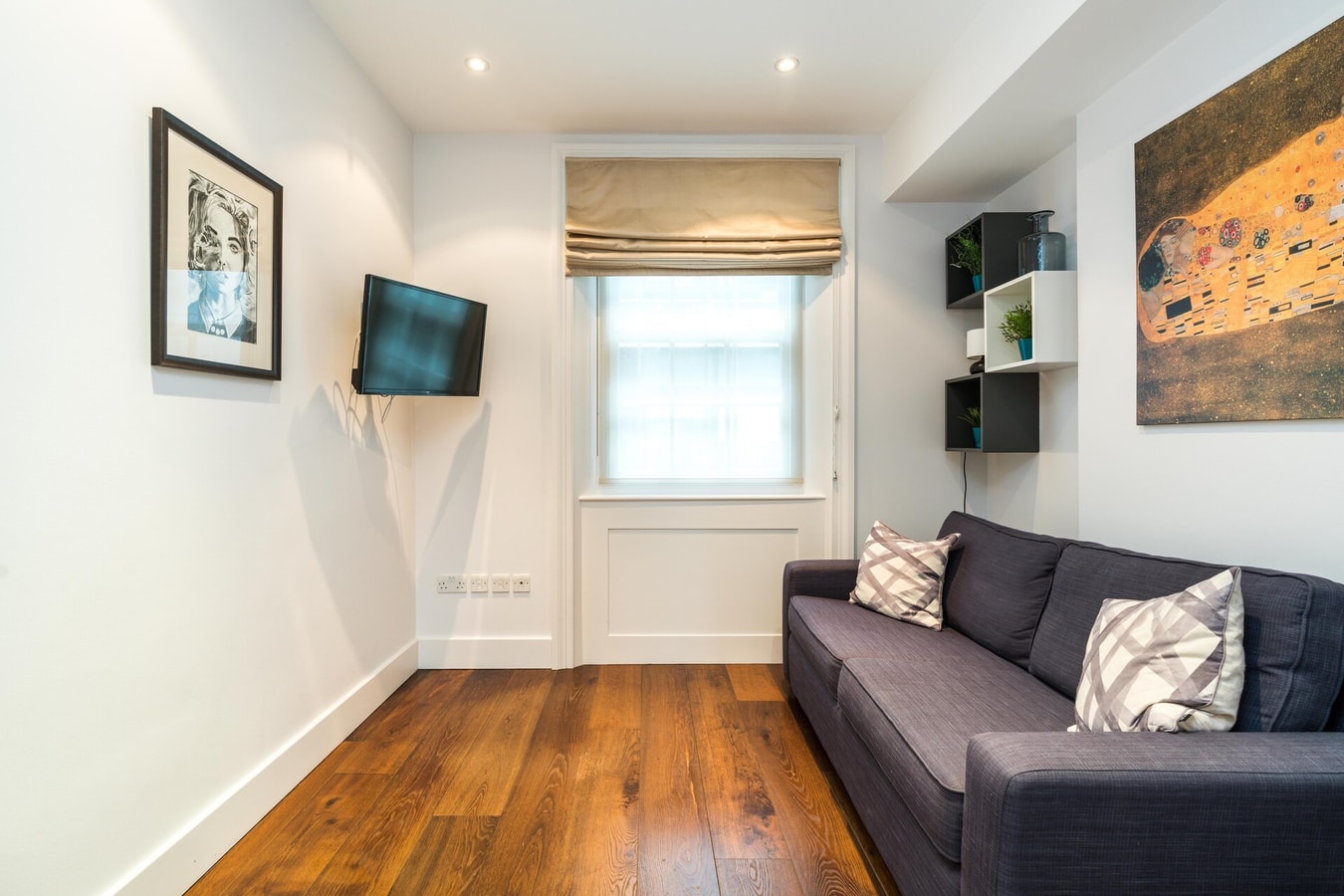 A Stunning Three Bedroom Home in Mayfair 8 Hello Guest
