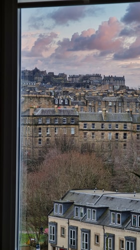 Edinburgh Castle Views! Stylish 2BD Flat, Sleeps 4 20 Hello Guest
