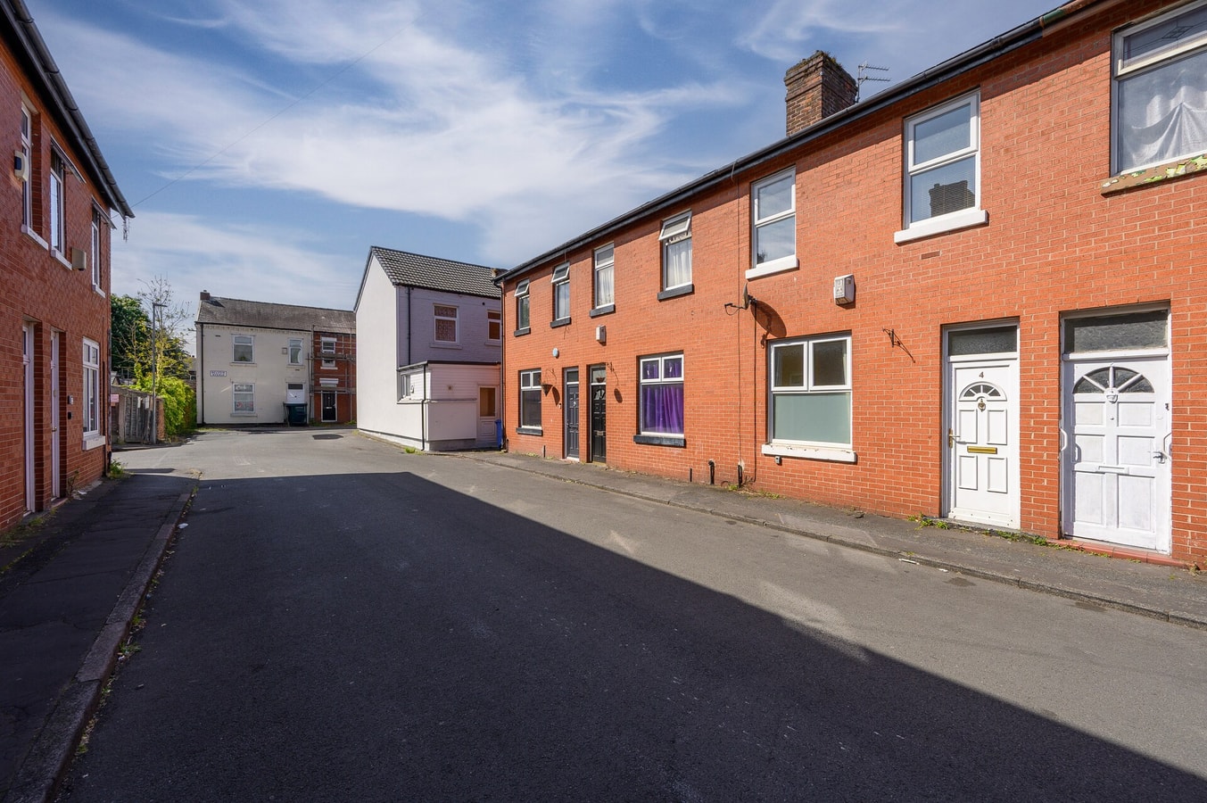 Bright 2BD Home - 10 mins to Central Manchester 17 Hello Guest