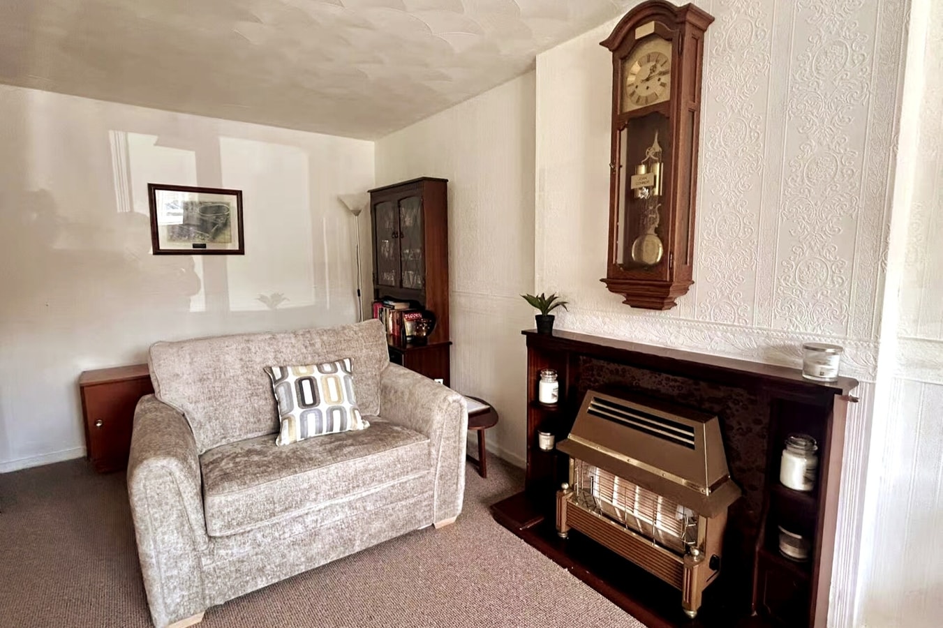 Oldham Bungalow Retreat: 2BD Peaceful Comfort 12 Hello Guest