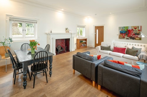 Chic 2BD London Flat Opp. Earl’s Court Station