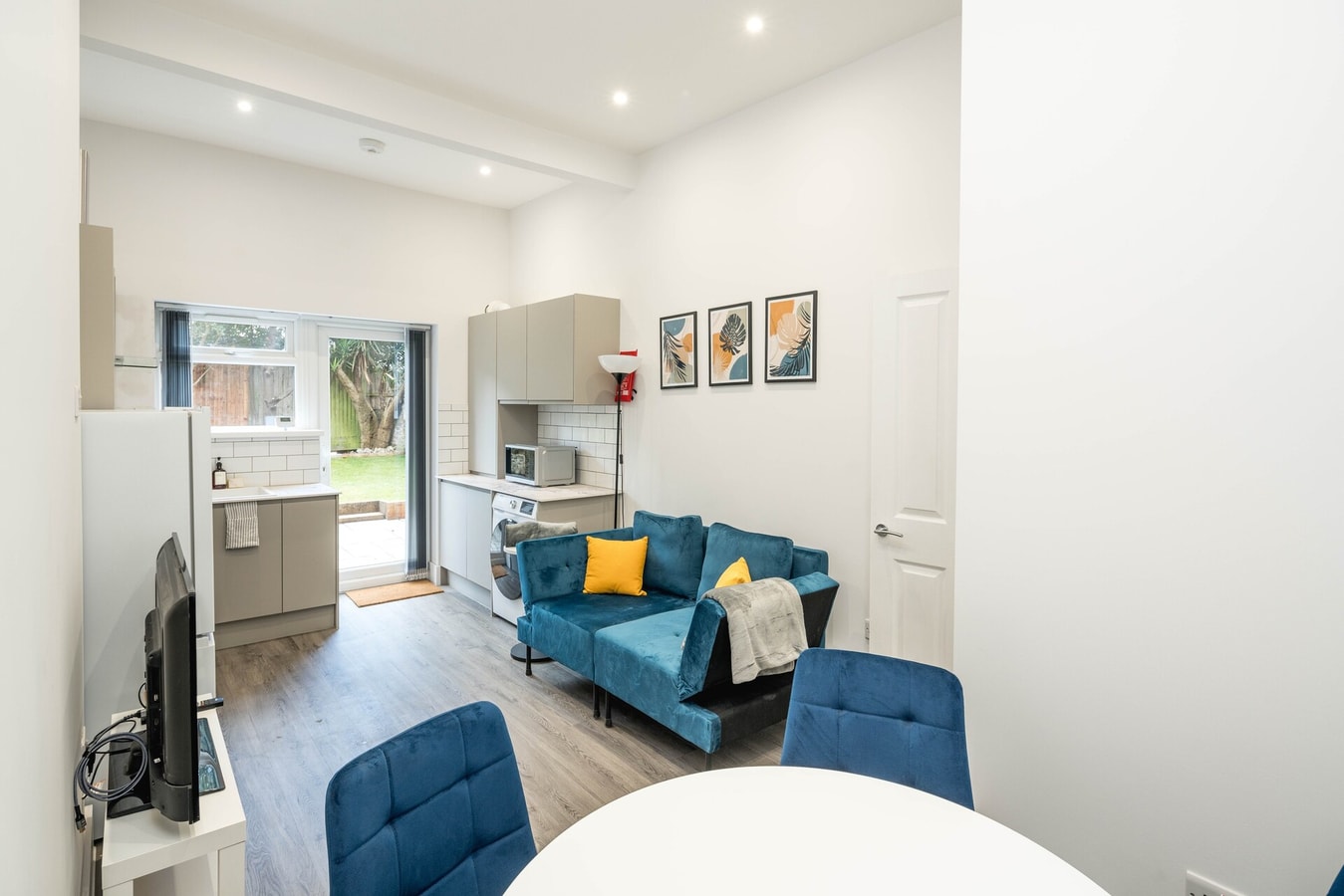 Modern 2B Home with Private Backyard & Fast WiFi 9 Hello Guest