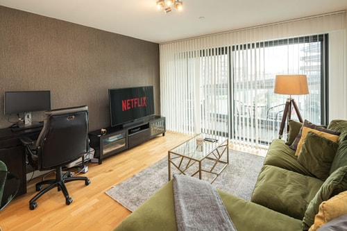 Modern First Floor Flat with Lift & Balcony