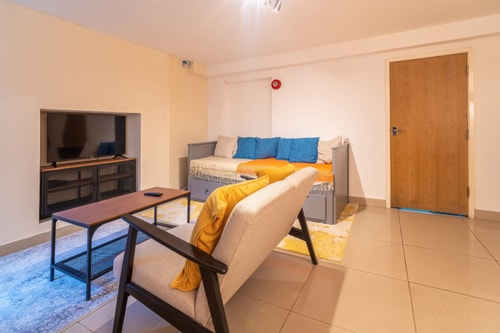 Private 1BD Flat near Gloucester Docks 12 Hello Guest