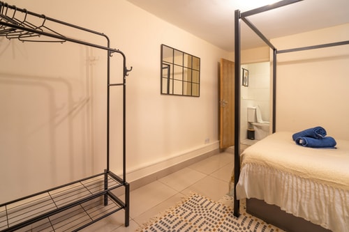 Private 1BD Flat near Gloucester Docks 5 Hello Guest